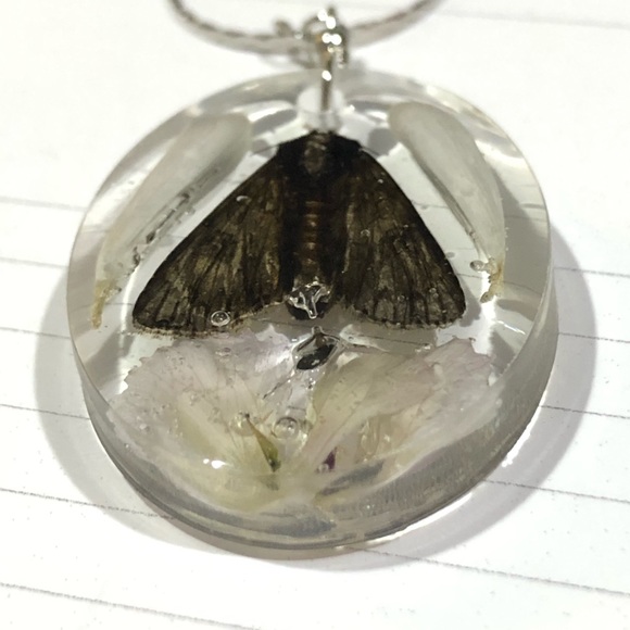 Handmade UV Resin Moth / Flower Necklace - Picture 15 of 16